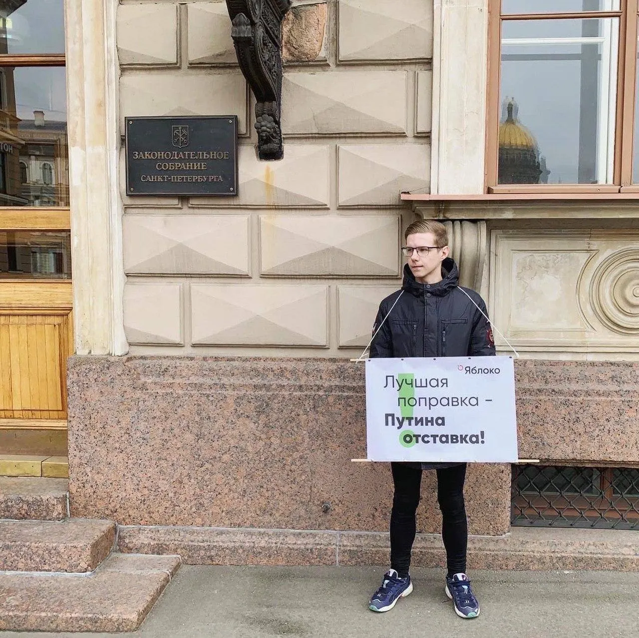 Вадим Ваганов сообщил, что его объявили в федеральный розыск; точная уголовная статья пока неизвестна. Ранее на него наложили несколько административных штрафов, а Минюст включил журналиста в реестр «иностранных агентов».