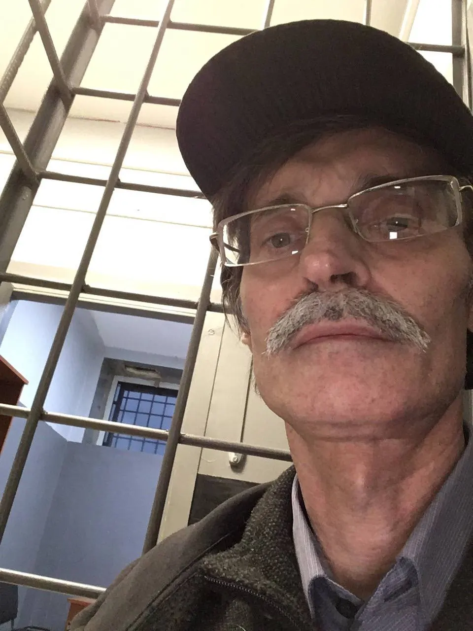 Суд в Петрозаводске оштрафовал руководителя фракции «Яблоко» Дмитрия Рыбакова по статье о демонстрации «экстремистской символики». Штраф может помешать ему участвовать в осенних выборах; решение рассматривают как часть более широкого давления на членов партии.