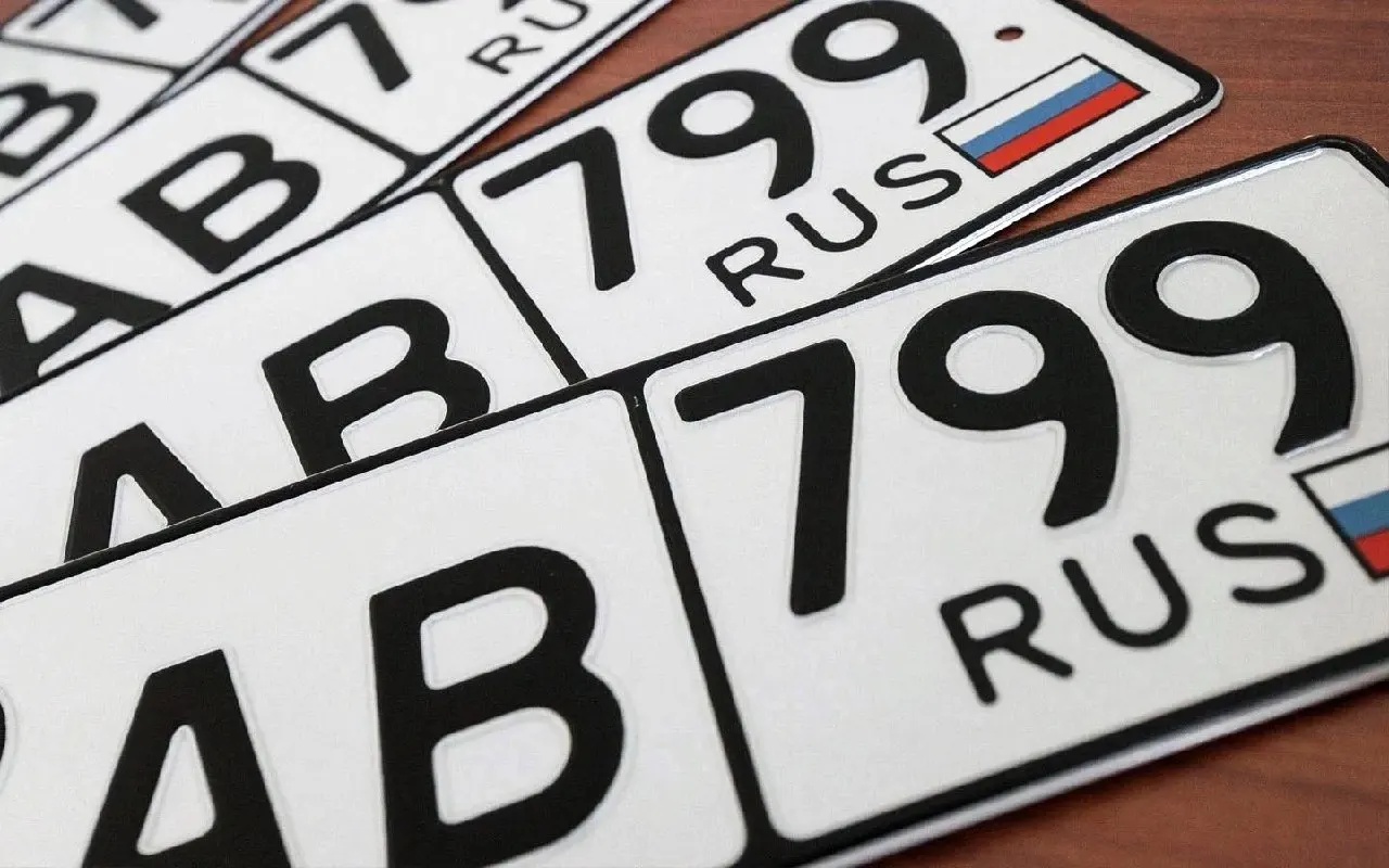 Законопроект доработали по замечаниям — в нём закреплены типы резервируемых номеров, порядок взимания дополнительной платы и отсрочка вступления в силу до июля 2027 года.