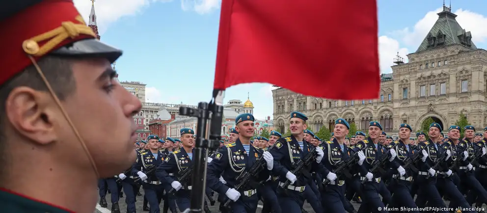 Власти решили провести парады 9 мая в сокращённом формате: в ряде городов торжества отменены, на Красной площади не будут демонстрировать технику. Объяснения властей и мнения экспертов расходятся — от соображений безопасности до логистики и политической символики.