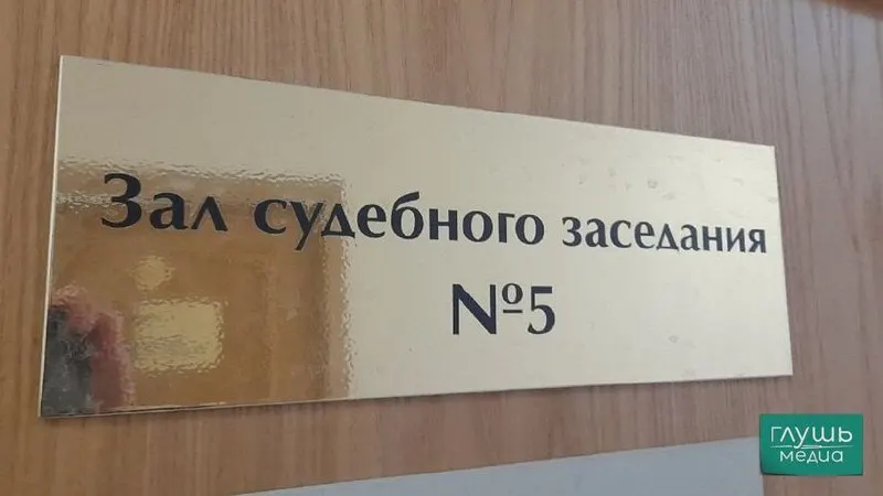Верховный суд РФ предложил смягчить требования к квалификации секретарей судебных заседаний: допускать на эти должности не только обладателей высшего юридического образования, но и студентов юридических факультетов.