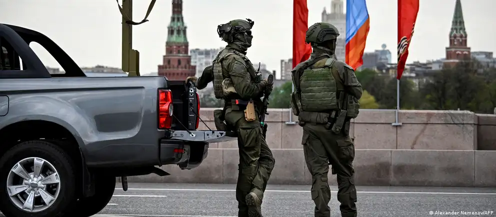 Власти отменили ранее выданные приглашения зарубежным репортёрам на торжественные мероприятия в Москве; парад пройдёт в сокращённом формате на фоне угрозы и атак беспилотников.