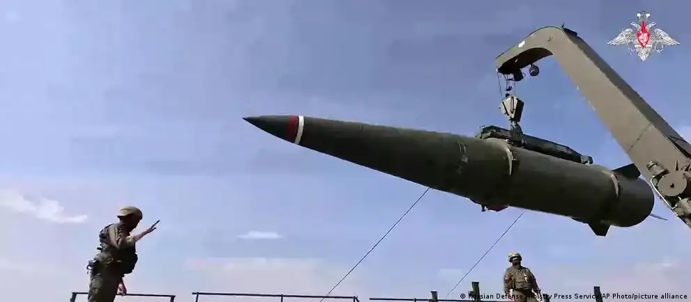 Минобороны РФ объявило о манёврах с участием почти 65 тысяч военнослужащих, ракетных частей, кораблей и подводных лодок; отдельно прорабатывается применение ядерного оружия, размещённого в Белоруссии.