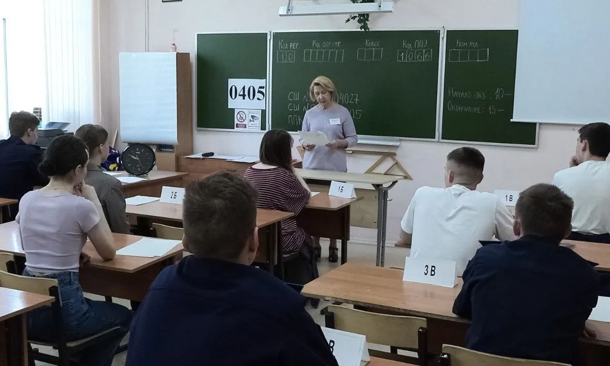 Рособрнадзор в новых методических рекомендациях запретил охране и организаторам прикасаться к участникам ЕГЭ и их вещам; при срабатывании металлоискателя просят добровольно сдать предмет.