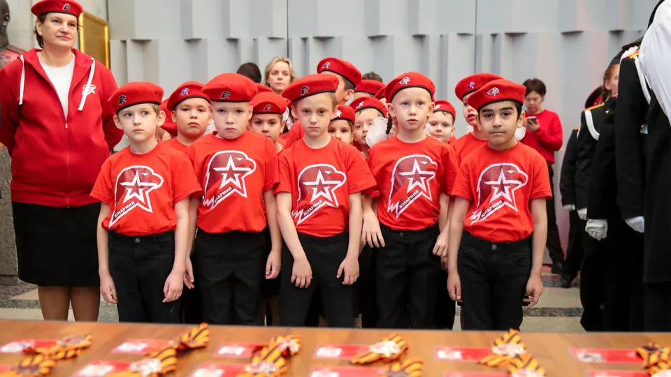 Депутаты предлагают законодательно закрепить понятие «товары патриотической направленности», чтобы продвигать в школах продукцию с образами из русских сказок, символами космонавтики, истории и науки и стимулировать производителей к использованию такого оформления.