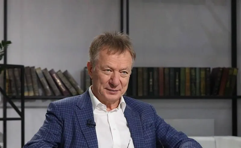 Предприниматель уехал из страны, воспользовавшись голландским паспортом. Мосгорсуд признал его и связанный фонд экстремистскими, имущество на сумму около 8 млрд рублей подлежит конфискации.