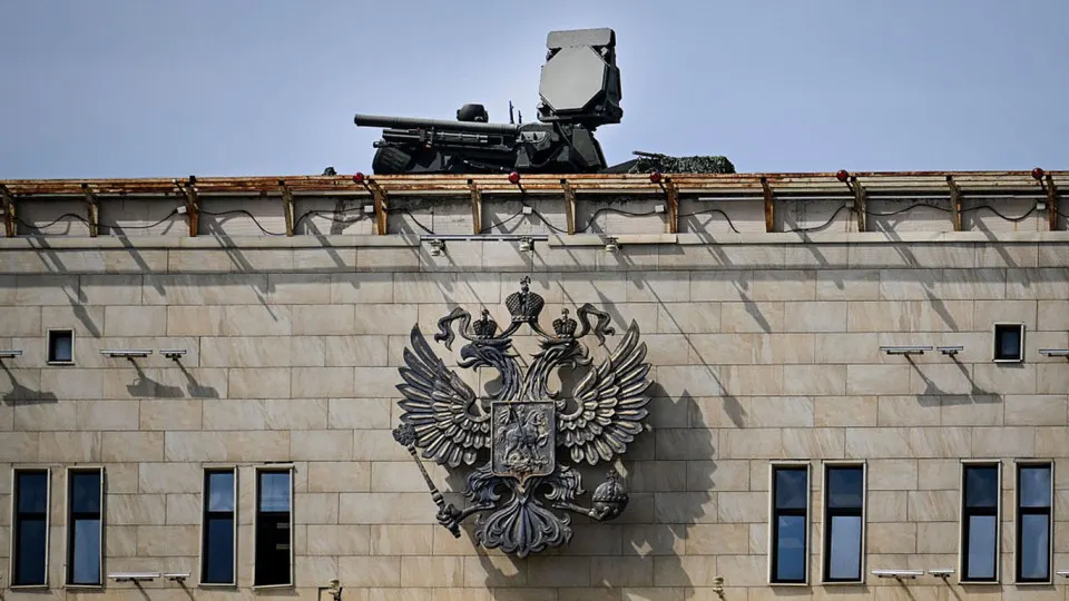 Для защиты парада 9 мая в Москву переброшены значительные силы противовоздушной обороны. Командование украинских беспилотников предупреждает, что удары будут наноситься по более уязвимым объектам на периферии — прежде всего по энергетике и портам.