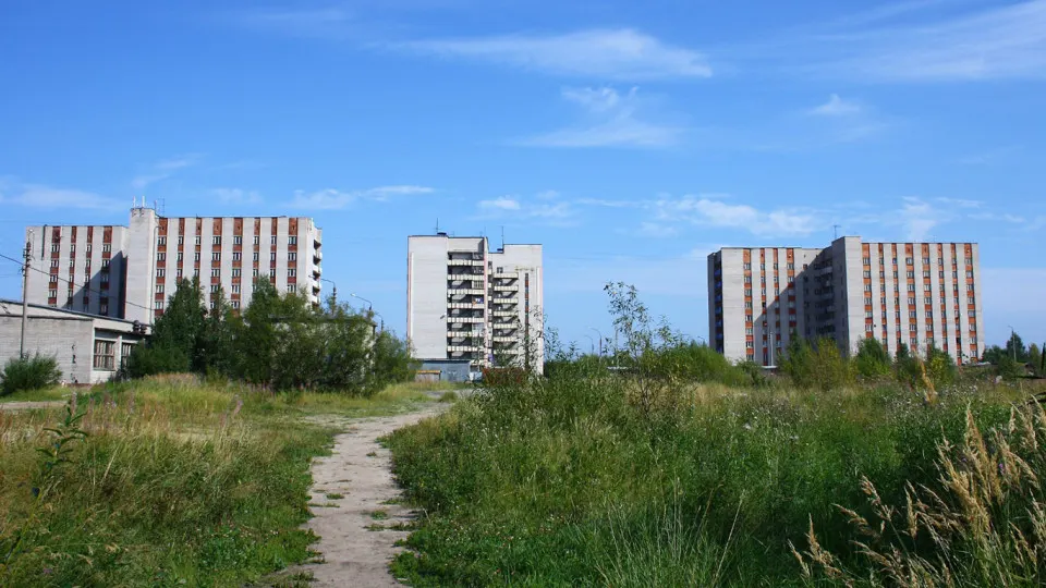 Аналитики фиксируют падение цен на вторичном рынке в ряде городов: сильнее всего — в Архангельске, Благовещенске и Сочи. При этом по официальной статистике в целом по стране цены в I квартале росли.