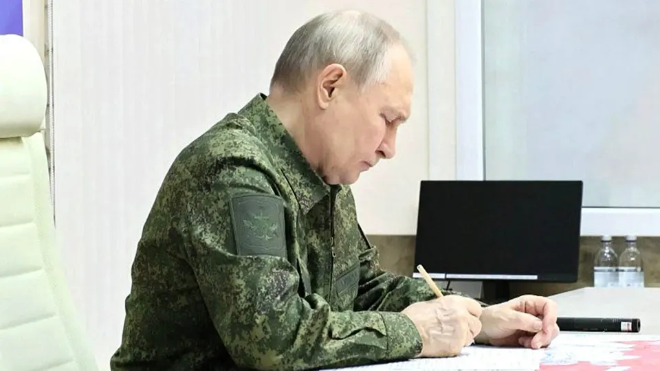 Европейские чиновники всё чаще считают, что Россия может попытаться расширить военное давление на соседей — в том числе на страны Балтии — в ближайшие 12 месяцев. На вероятность эскалации влияют новые законы о возможности применения армии за рубежом, экономическое давление и успехи украинских дронов.