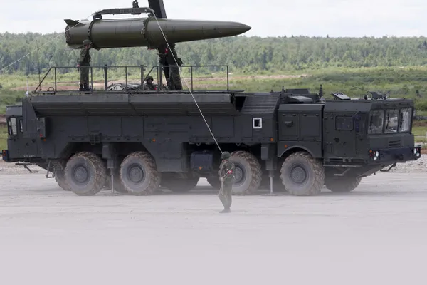 Ведомство сообщило о поставке специальных боеприпасов в полевые пункты ракетной бригады в Белоруссии и скрытном выдвижении оперативно‑тактического комплекса «Искандер‑М» в рамках учений.