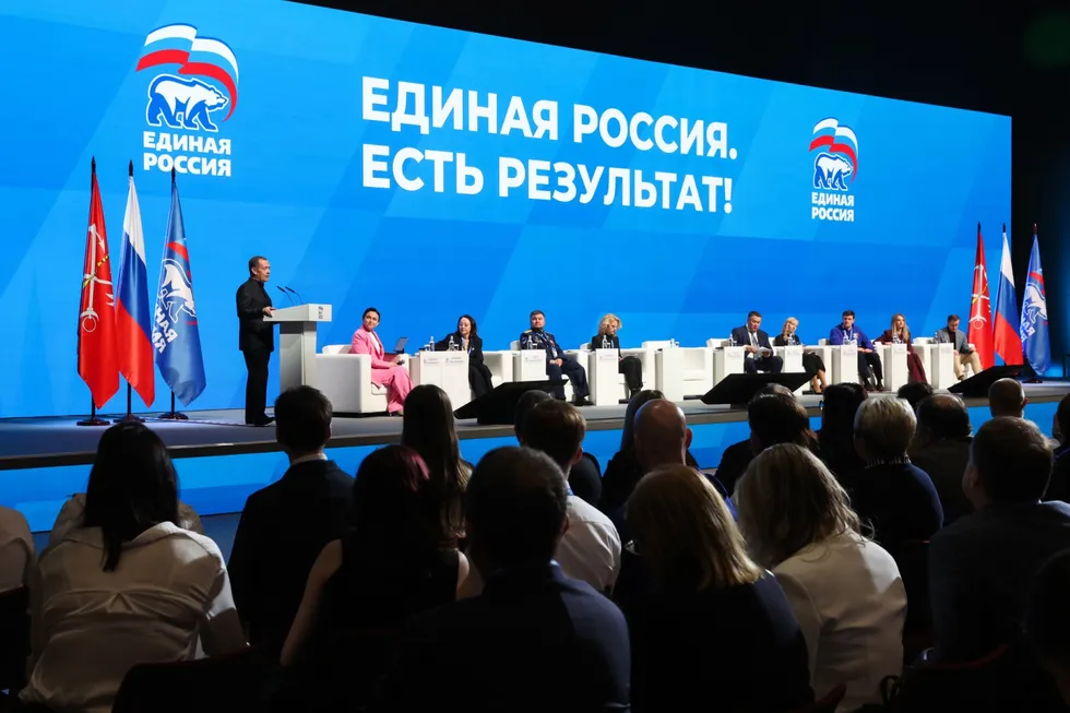 Администрация президента рекомендовала государственным и лояльным СМИ избегать слова «запрет» в заголовках и материалах. Редакции подстраиваются, заменяя термин эвфемизмами и акцентируя «позитивные инициативы» партийных депутатов.