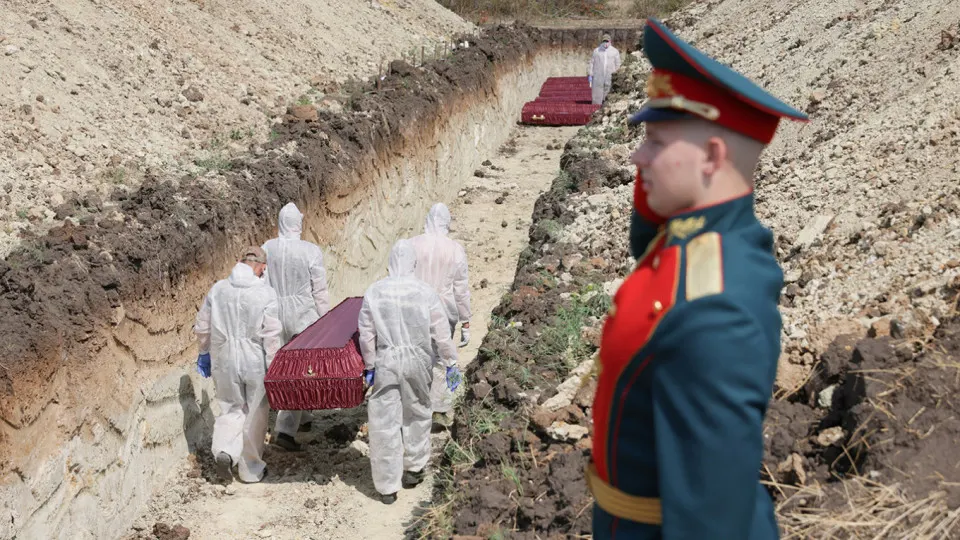 Анализ поимённых списков, реестра наследственных дел и судебной статистики указывает на как минимум 352 тысячи погибших российских военнослужащих с начала полномасштабного конфликта до конца 2025 года. В оценку включены как зарегистрированные через ЗАГС, так и признанные погибшими через суд.