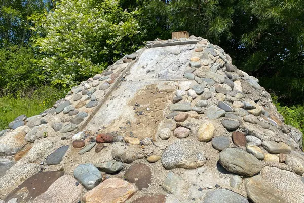 В Якутске готовят площадку для установки памятника Дмитрию Егорову, погибшему в 2023 году в ходе боевых действий. Ранее на этом месте стоял мемориал ссыльным полякам — камни с табличками были убраны в 2023 году.