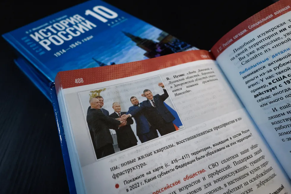 Новая линейка учебников для 6–9 классов (2025) систематически подгоняет факты под современную идеологию: спорные события замалчиваются, современные проекты вплетаются в рассказ о далеком прошлом, а сложные исторические процессы упрощаются до лозунгов.