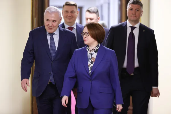 Чиновники и банкиры называют Максима Орешкина, Петра Фрадкова и Андрея Костина возможными преемниками Эльвиры Набиуллиной. Окончательное решение, как отмечают собеседники, принимает президент; сама Набиуллина рассчитывает работать до конца срока.