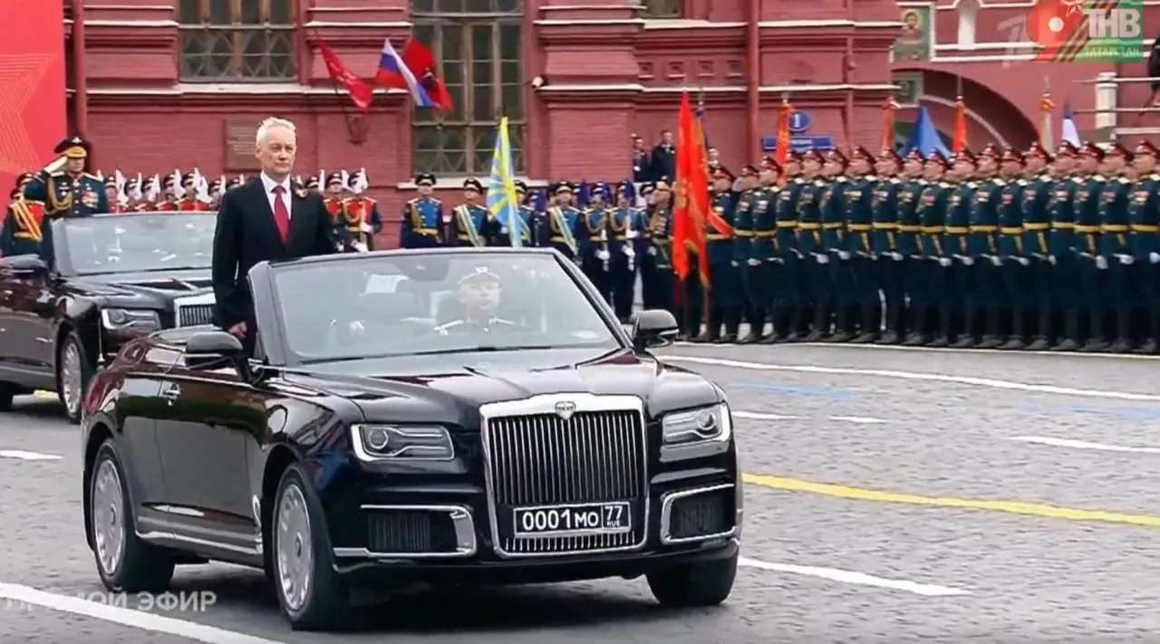 На смотре показали кабриолет Aurus, собранный в Москве; аналогичные модели выпускают и в Елабуге.
