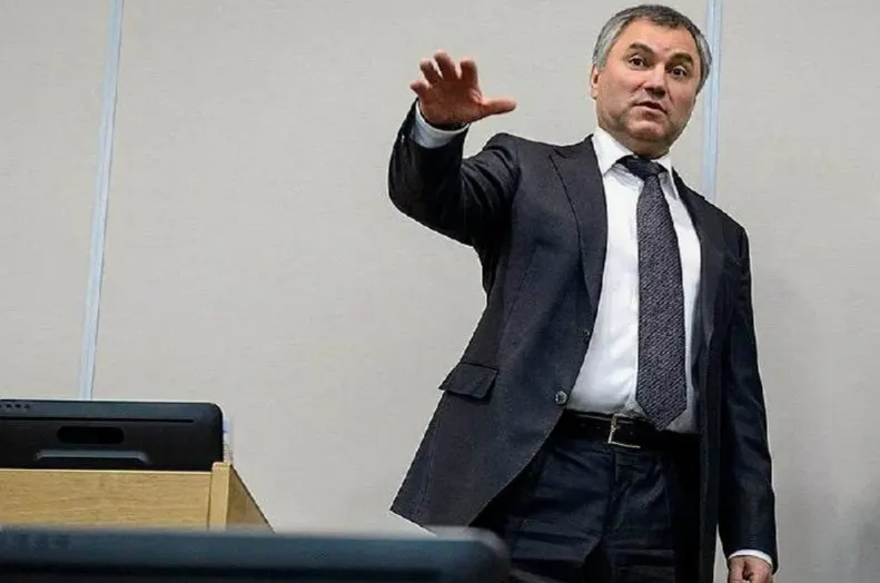 После инцидента с разговором депутата во время выступления руководителя фракции спикер Госдумы решил запретить пользование телефонами в зале; детали реализации пока не ясны из‑за депутатской неприкосновенности.