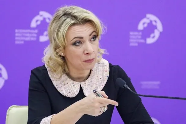 Официальный представитель МИД РФ заявила, что сотрудники Госдепа уведомляют российских дипломатов о том, что их дети, родившиеся в США, автоматически признаны американскими гражданами по праву почвы. По её словам, семьи не подавали заявлений, а практика действует с 2023 года и представляет собой давление на дипломатов.