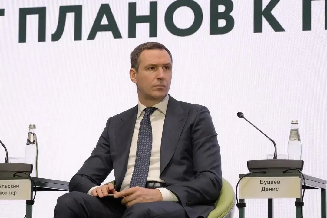 Буцаева подозревают в хищении средств Российского экологического оператора. По данным следствия, он предположительно находится в США. Мусорная реформа, на которую потрачено не менее 94 млрд рублей, признана проваленной — перерабатывается не более 10% отходов.