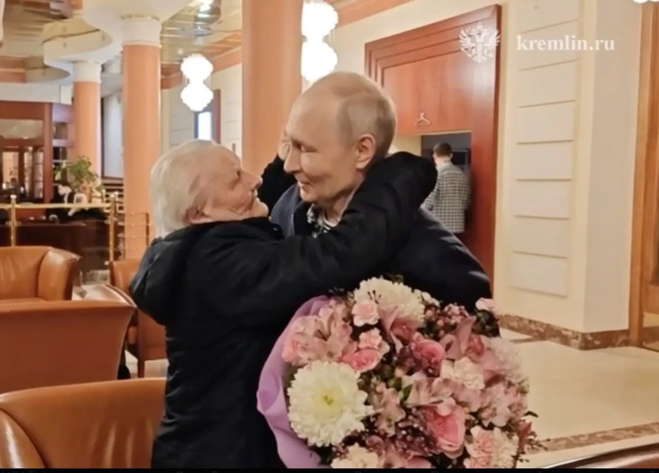 Президент России встретился со своей первой учительницей; во время встречи они обнялись, поцеловались и эмоционально попрощались.
