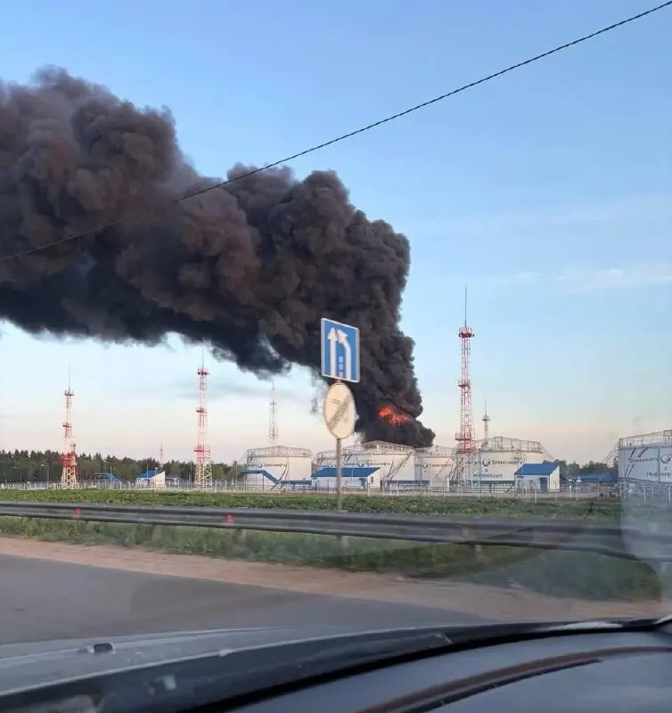 Ночью и утром беспилотники поразили НПЗ в Капотне, нефтеналивную станцию в Дурыкине и технопарк в Зеленограде. По данным — минимум 3 погибших и 12 пострадавших; повреждены жилые дома, в Шереметьево возник пожар, часть рейсов задержана.