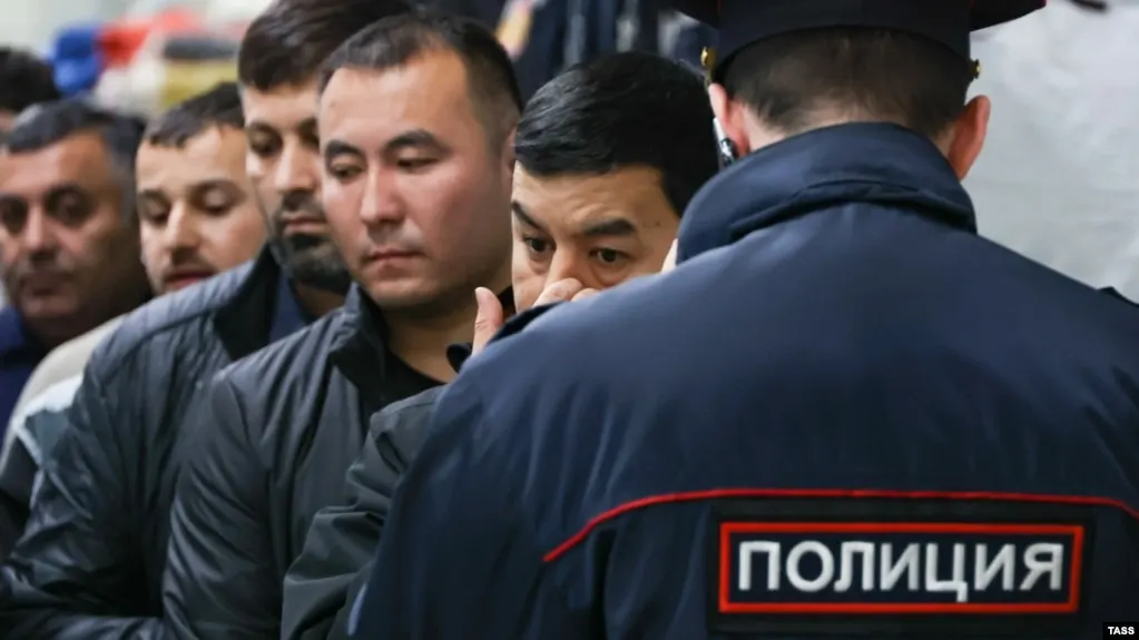 Проект поправок в КоАП расширяет перечень нарушений, за которые иностранцы и лица без гражданства могут быть выдворены из России — от участия в несанкционированных митингах и дискредитации армии до призывов к санкциям и мелкого хулиганства.