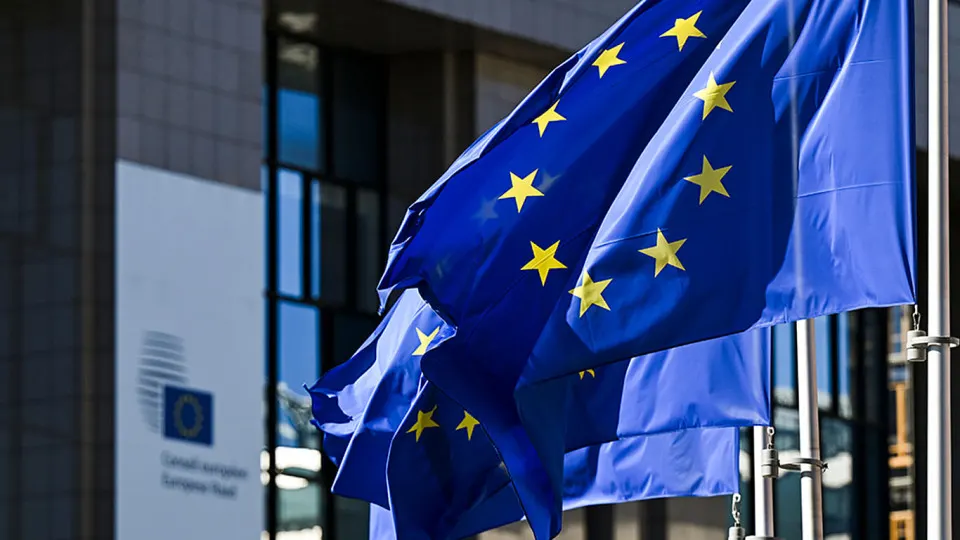 После смены правительства в Венгрии лидеры ЕС обсуждают идею удлинить срок продления санкций с полугода до года и принять дополнительные меры против российских структур.