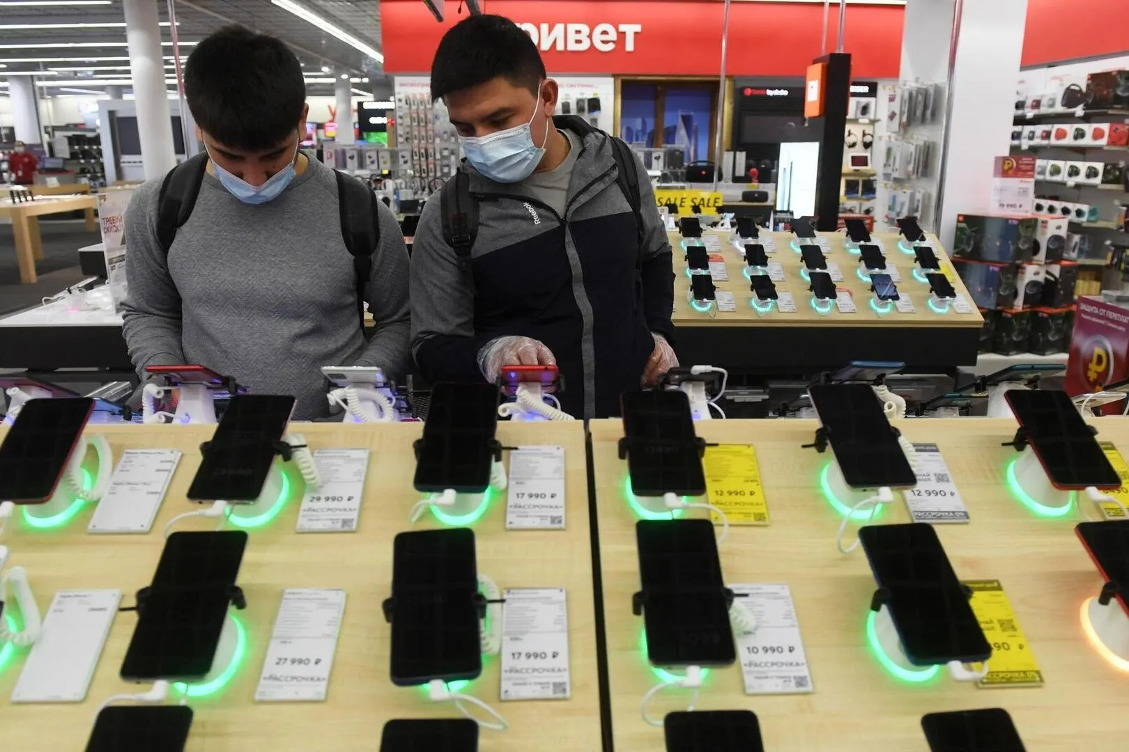 Ведомство сохраняет планы по созданию общей базы IMEI, но отменило идею платной регистрации — сборы не будут взимать ни с граждан, ни с импортеров. Привязка IMEI к абонентскому номеру может начать действовать с 2027 года, а с 2028-го в сети смогут работать только зарегистрированные телефоны.