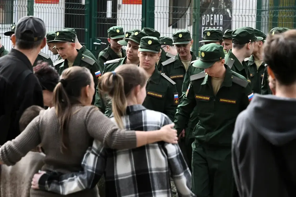 Группа из свыше 450 женщин обжалуе т поправки, которые лишают права на выплаты тех, у кого не было общего несовершеннолетнего ребёнка с погибшим; первый иск поступил в Верховный суд.