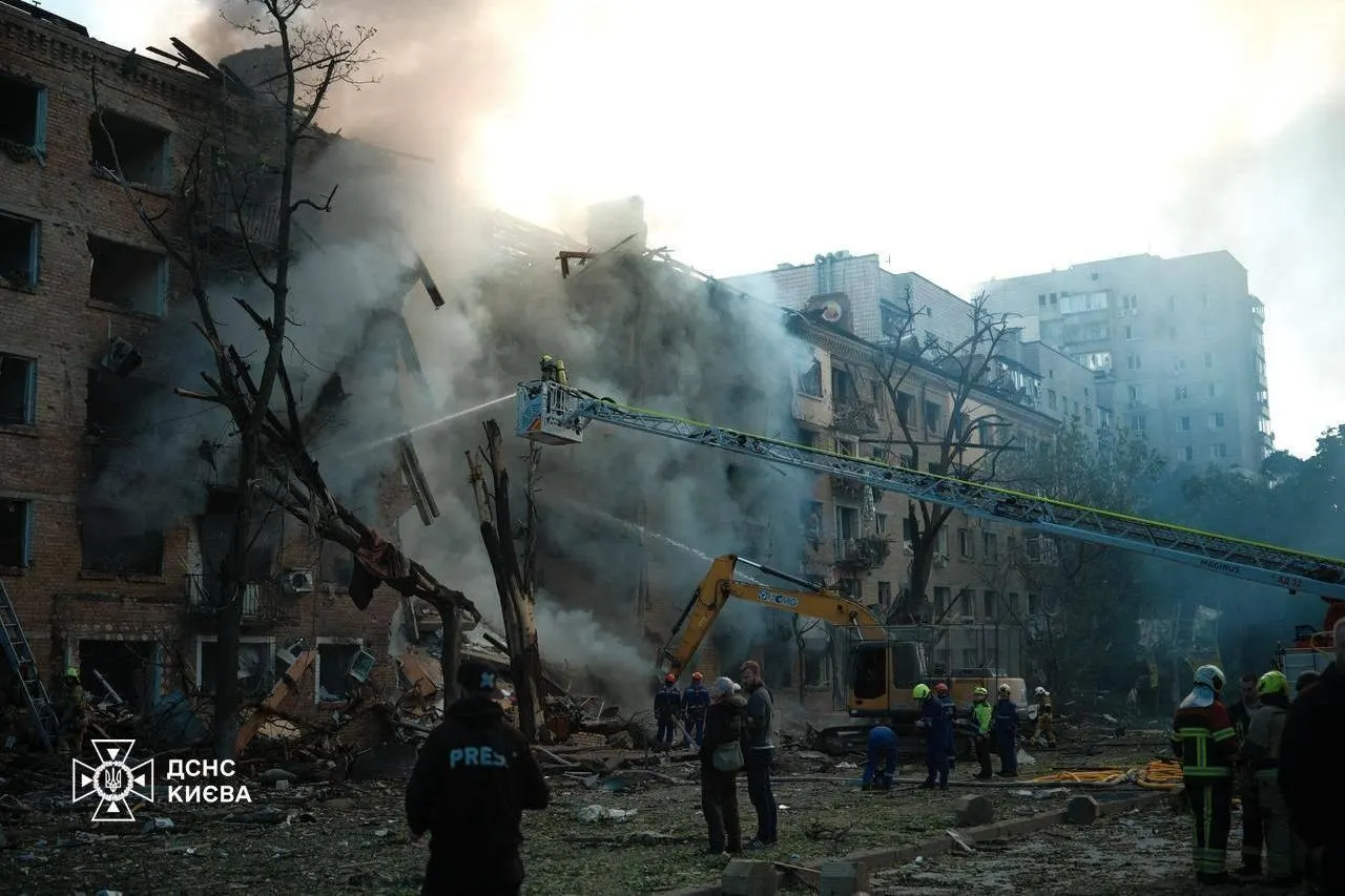 В ночь на воскресенье были нанесены удары по Киеву и другим регионам Украины. В столице — пожары в жилых домах, разрушения и как минимум двое погибших; число раненых превышает 40 человек.