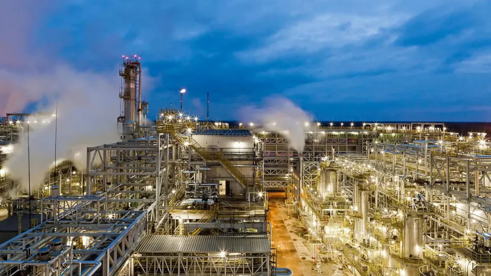 После удара 5 мая киришинский нефтеперерабатывающий завод остановил переработку и прекратил отгрузку: повреждены основные установки, резервуары и нефтепровод, ремонт может занять месяцы.