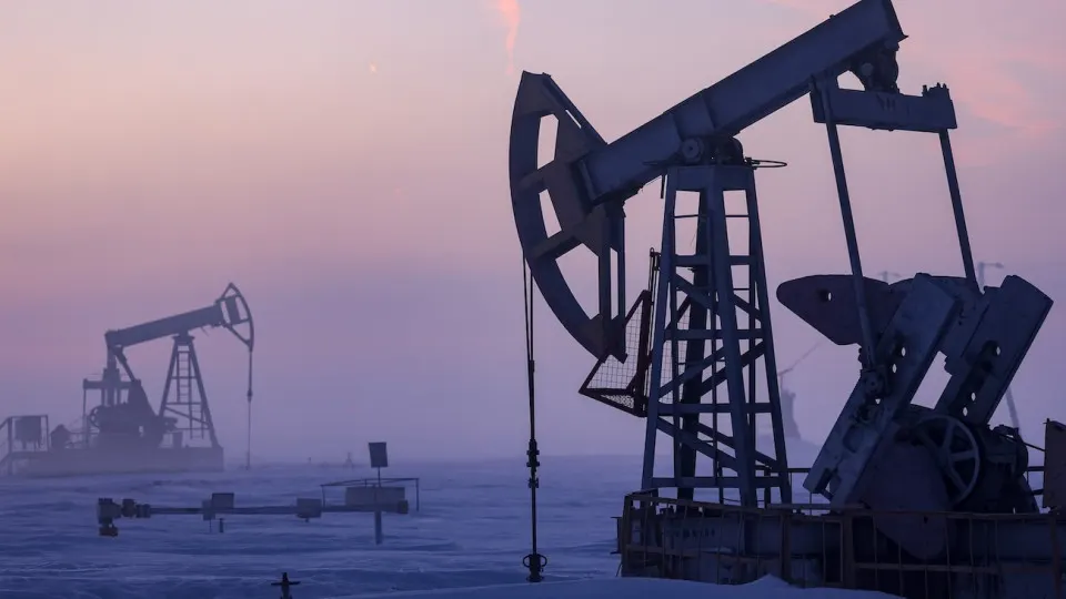 По обновлённому прогнозу Минэкономразвития, в 2026 году добыча нефти в России снизится до примерно 511 млн тонн — минимального уровня с 2009 года. Снижение объясняют ухудшением финансовых показателей компаний, сокращением бурения и ограничениями, связанными с санкциями и военными обстоятельствами.