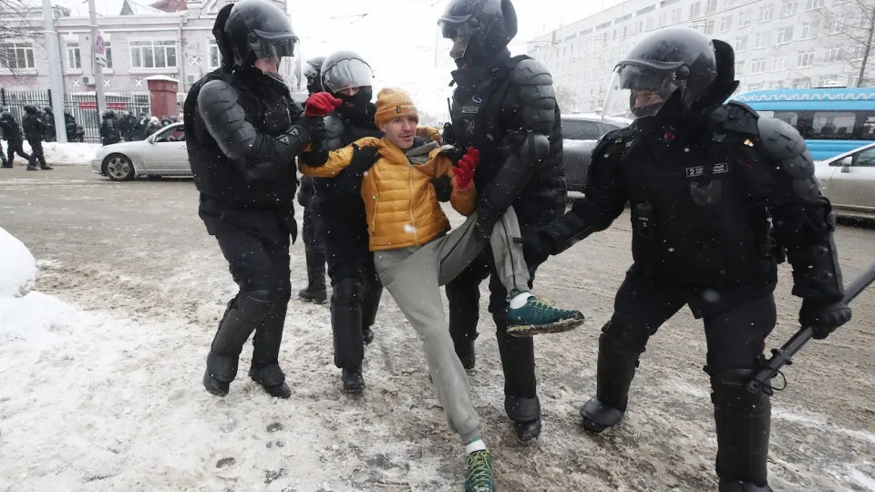 В третьем чтении одобрены поправки, расширяющие задачи МВД: полиция получит полномочия работать с гражданами, не желающими служить, включая период мобилизации, а также бороться с искажением исторической правды.
