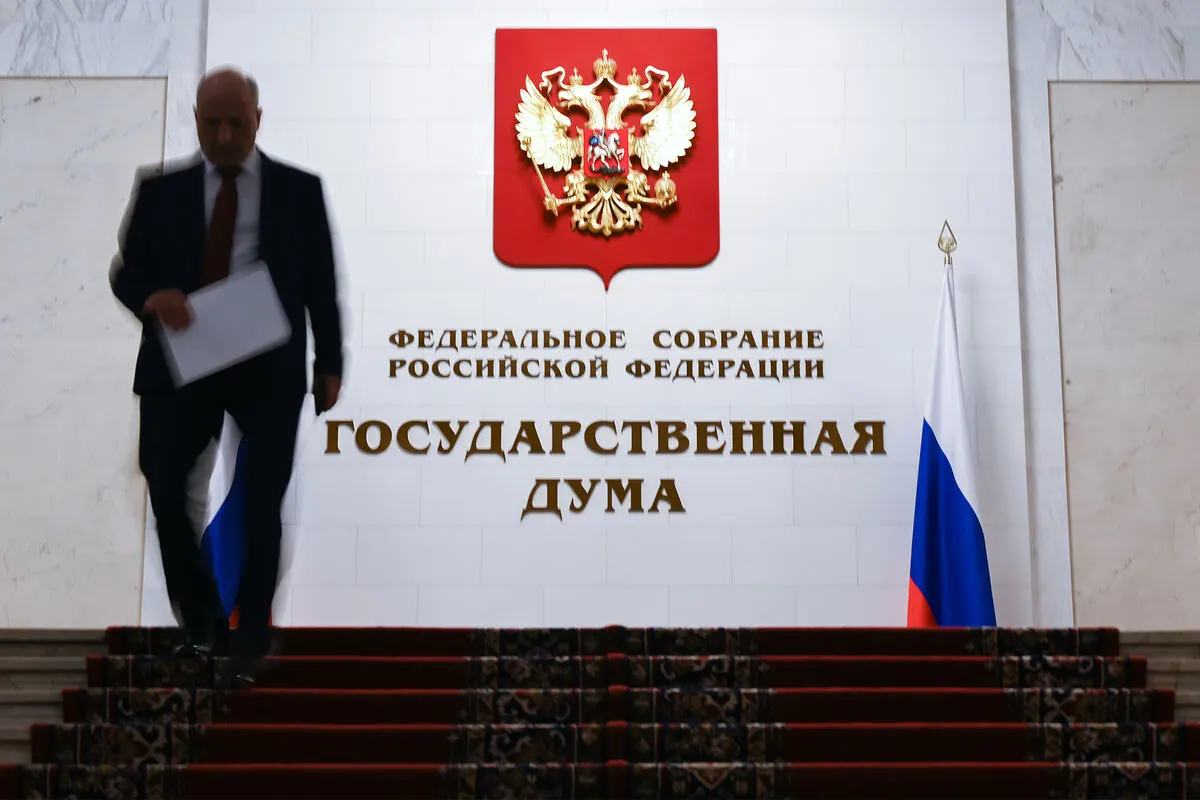 Законопроект, внесённый в 2024 году и уже прошедший первое чтение, предусматривает закрытый перечень нарушений, за которые предлагается конфисковывать имущество граждан, находящихся за границей.