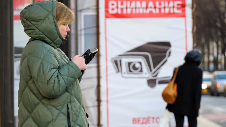 В одном из государственных мессенджеров сообщения со ссылками на ключи для VPN исчезают без согласия — при повторной отправке аккаунт пользователя выходит из системы. Одновременно ряд сервисов начал блокировать вход с включённым VPN в рамках кампании по борьбе с обходом блокировок.
