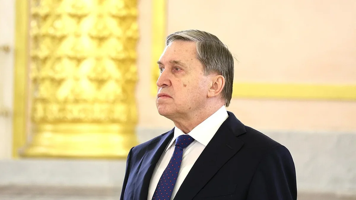 Помощник главы российского государства заявил, что окончание боевых действий возможно лишь после вывода украинских войск из Донбасса. По его словам, переговоры будут заходить в тупик, если этот шаг не будет сделан; при этом США продолжают попытки урегулирования, а президент РФ готов встретиться с Владимиром Зеленским при условии достижения окончательных соглашений.
