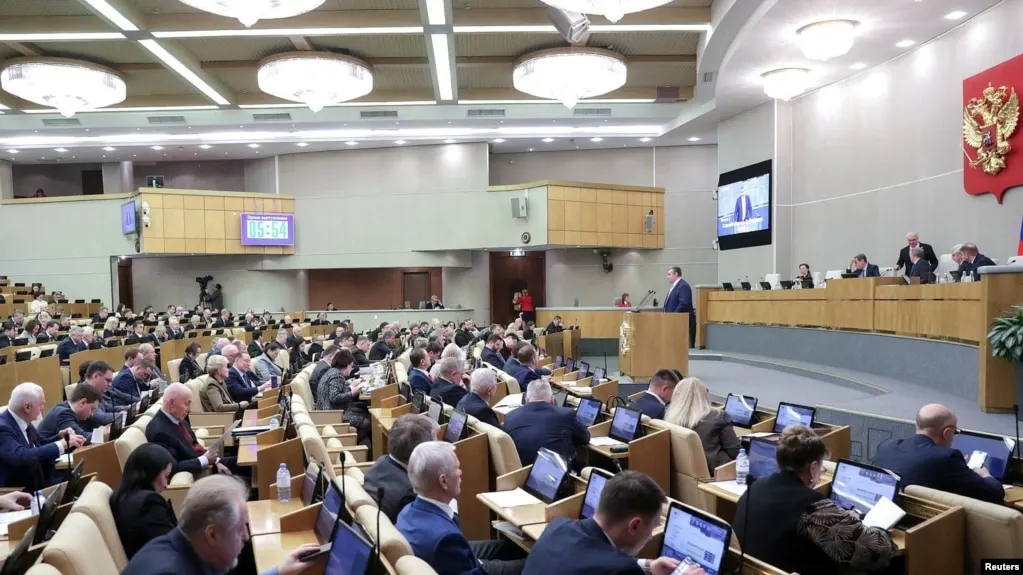 Депутаты приняли пакет поправок: запрет на социальную рекламу для «иностранных агентов», новые обязанности банков по передаче данных, переход на электронную отчётность и ограничения для авторизации пользователей на российских сайтах.
