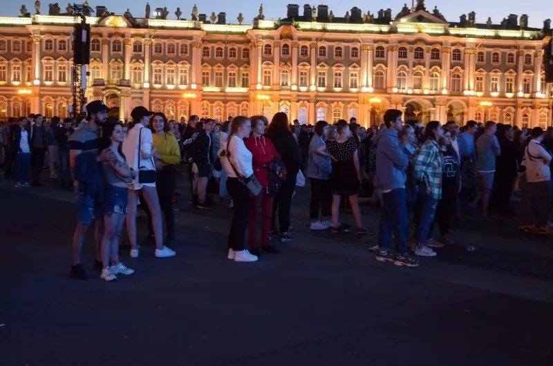 Петербург готовит масштабный «Алые паруса» для около 66 тысяч выпускников. Параллельно государство расширяет список приоритетных образовательных программ, а в Смоленске пройдут городские мероприятия к Дню молодёжи.