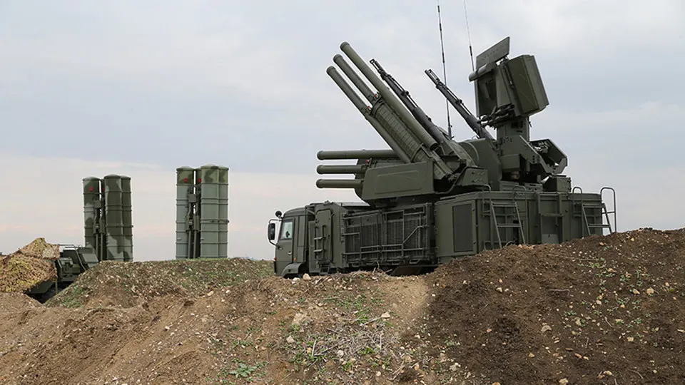 По данным украинского эксперта, новая российская система радиоэлектронной борьбы способна заглушать сигнал терминалов Starlink на площади до 20 км²; комплексы производятся в Симферополе и стоят около 1,5 млн долларов. Украинские силы регулярно обнаруживают и уничтожают такие установки.