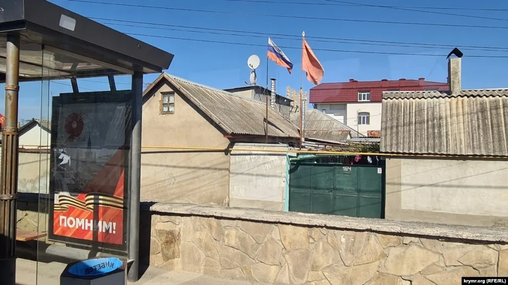 В результате ударов дронов в Симферополе и других населённых пунктах сообщают о погибших и раненых; власти также заявили о сотнях сбитых БПЛА над несколькими регионами.