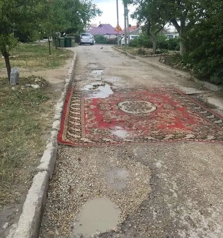 Депутаты предлагают разрешить жителям менять асфальт во дворах и на местных дорогах без согласования; правительство законопроект не поддержало.