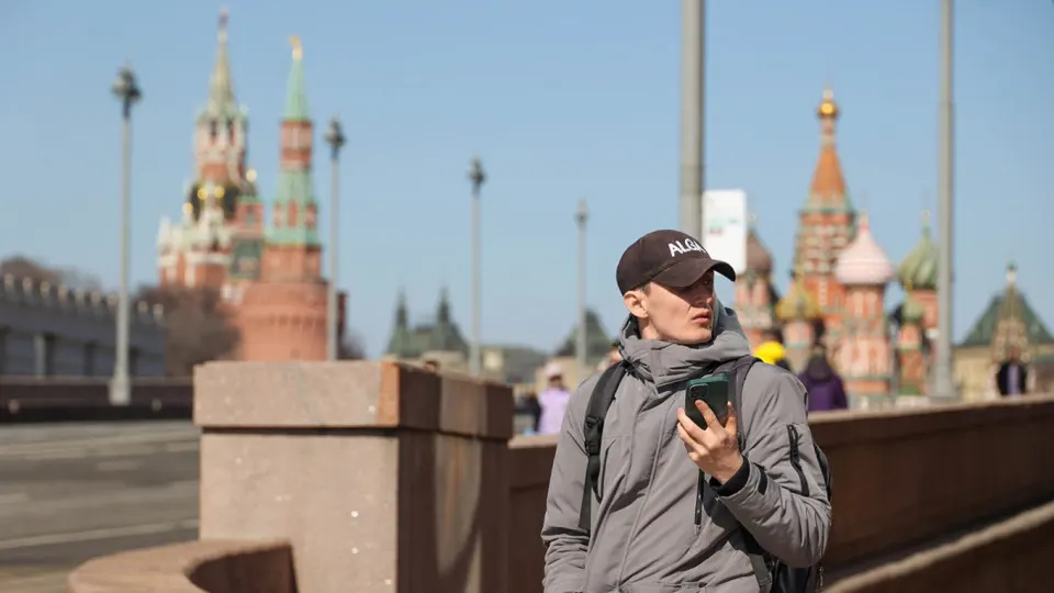 Правительство готовит постановление о создании единой базы идентификаторов мобильных устройств (IMEI). Операторы будут вносить данные о телефонах и блокировать SIM‑карты на «компрометированных» устройствах; введение предложено с 1 марта 2027 года.