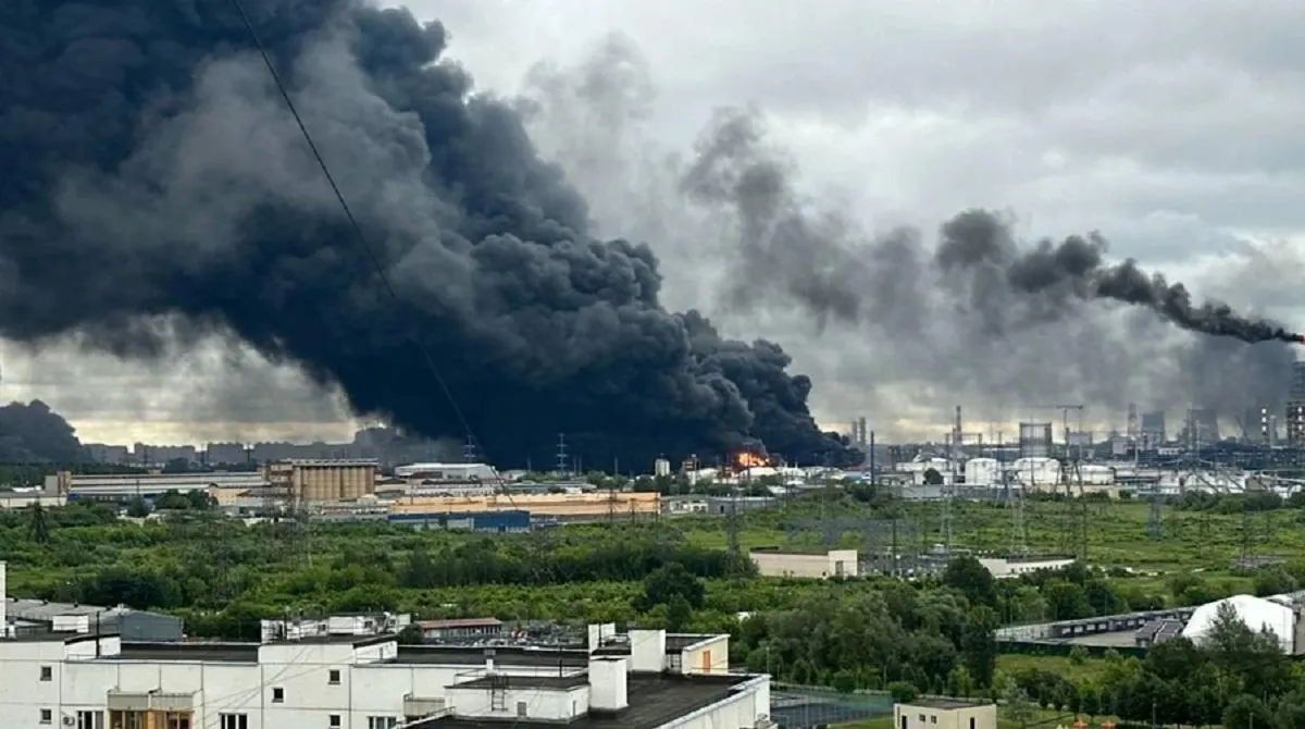 Одновременное сокращение производства топлива из‑за атак на НПЗ и резкое падение мировых цен на нефть создают серьёзное давление на нефтяные доходы федерального бюджета и приводят к дефициту топлива в регионах.