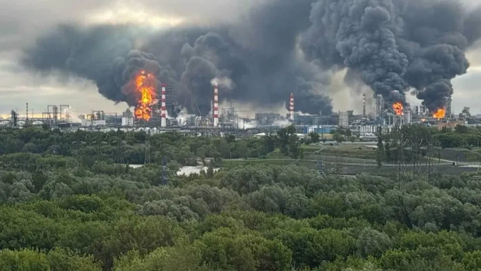 Украинские силы усилили атаки на российскую нефтяную инфраструктуру и военные цели с использованием разведданных США; это привело к резкому сокращению переработки нефти и введению ограничений на продажу топлива в ряде регионов России.
