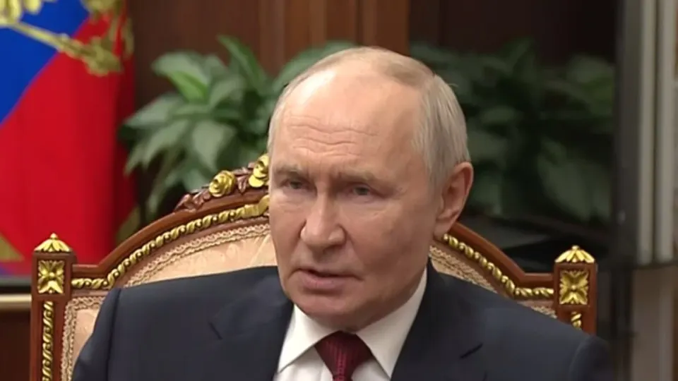 По словам президента РФ, Киев предлагал взаимный отказ от дальнобойных ударов и сужение зон боевых действий до четырёх регионов. Российский лидер отверг эту идею, сообщил о проблемах с инфраструктурой и назвал главную задачу — окончательное освобождение Донбасса и Новороссии.