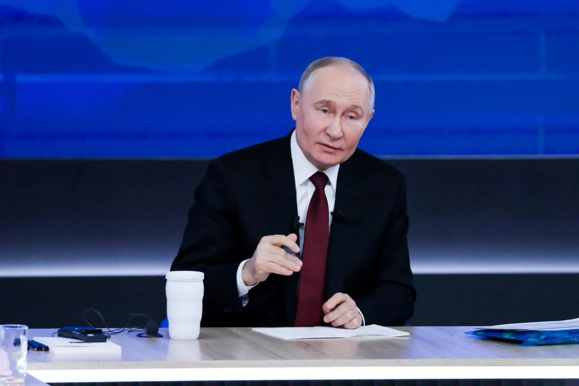 Президент объявил о планах увеличить кадровый и больничный потенциал системы здравоохранения и призвал повышать престиж медицинских профессий.