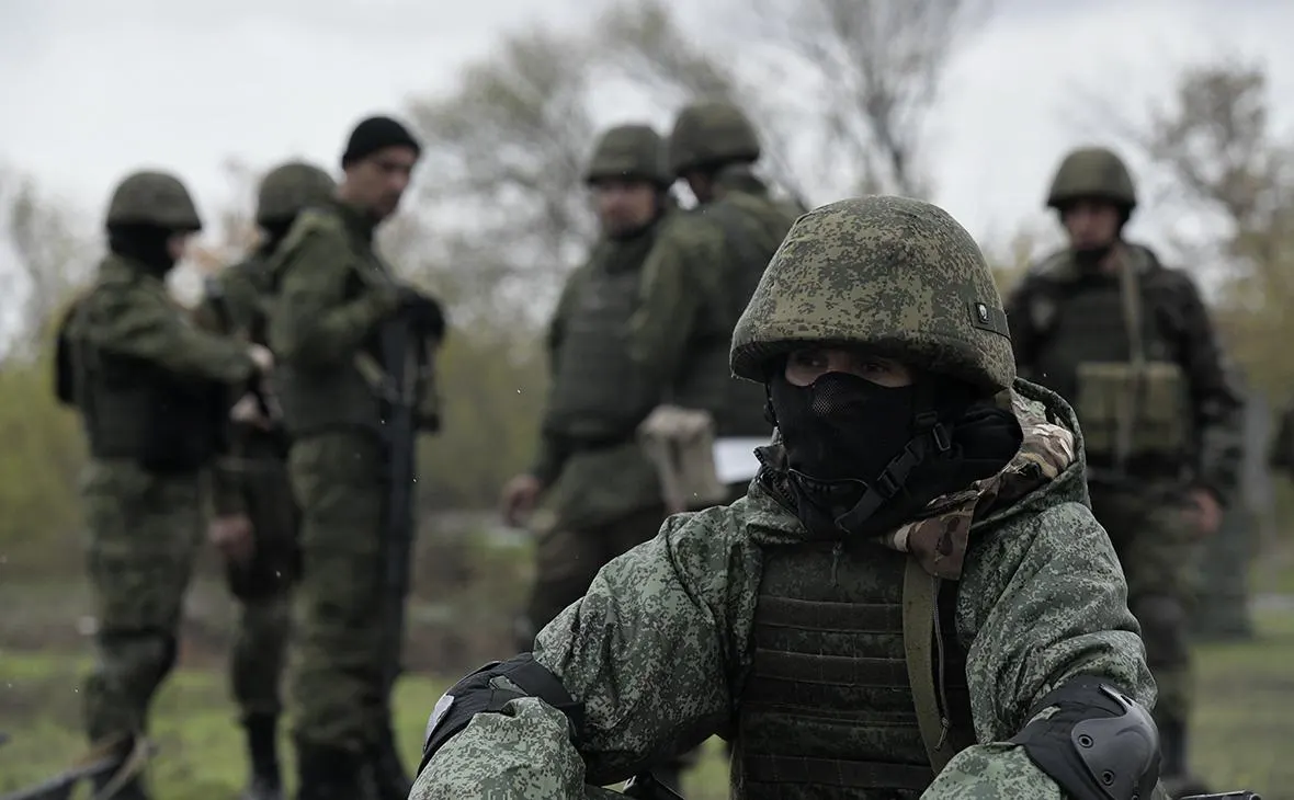 Бывшие чиновники, военные и разведчики предупреждают, что отставание в технологиях и тактике, рост применения дронов у Украины и пределы производства в ВПК делают без масштабной мобилизации победу маловероятной; в Кремле это понимают, но решения пока нет.