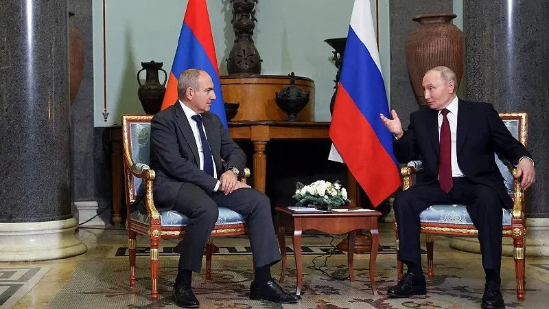 1 июня пресс‑служба Кремля сообщила о телефонном разговоре Владимира Путина и Никола Пашиняна: российский лидер поздравил армянского премьера и обсудил результаты заседания Высшего евразийского экономического совета, где поднимался вопрос участия Армении в ЕАЭС.