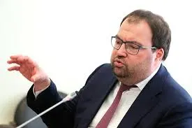 Министр цифрового развития Максут Шадаев на IT‑завтраке в рамках ПМЭФ‑2026 заявил, что внедрение механизмов возрастной идентификации в онлайн‑платформы — вопрос ближайшей повестки. Минцифры изучает опыт Roblox, ныне заблокированной в России.