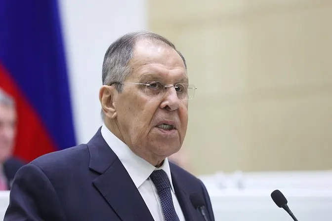 Глава МИД России заявил, что Ереван должен выбрать между Евразийским экономическим союзом и Евросоюзом, поскольку правила двух объединений взаимно несовместимы, и от этого зависит тарифная и фитосанитарная политика.